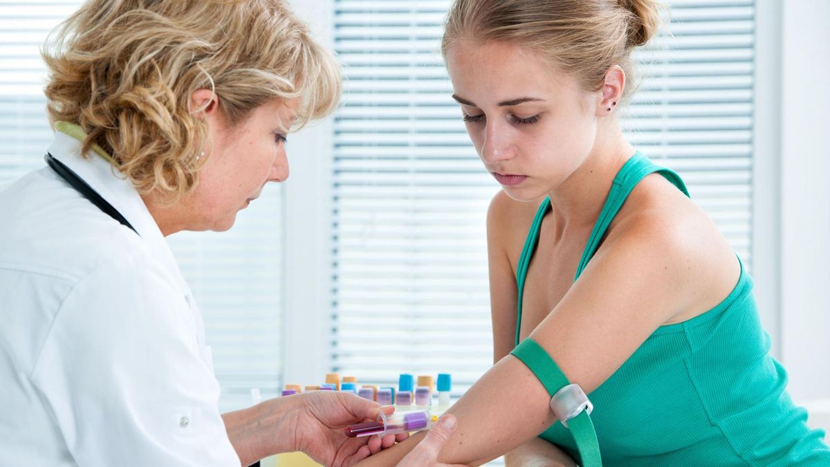 Badania hormonalne można wykonać po pobraniu próbki krwi z żyły łokciowej.