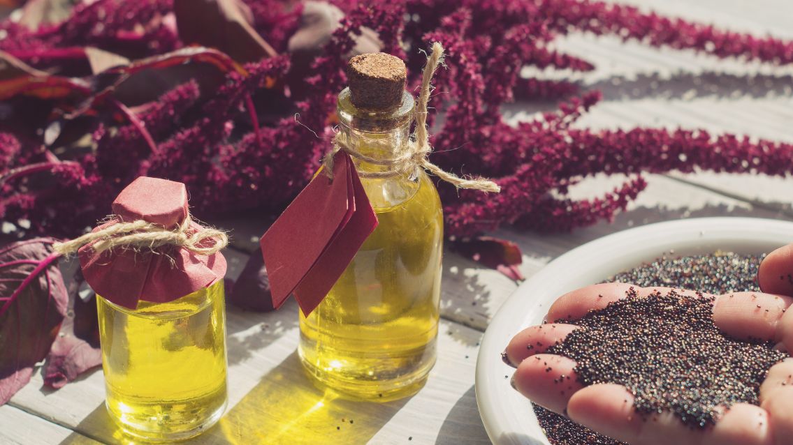 Skwalen to związek, który jest składnikiem płaszcza lipidowego ludzkiej skóry. Mimo, że występuje on naturalnie w naszym organizmie, warto zadbać o jego dodatkową suplementację.