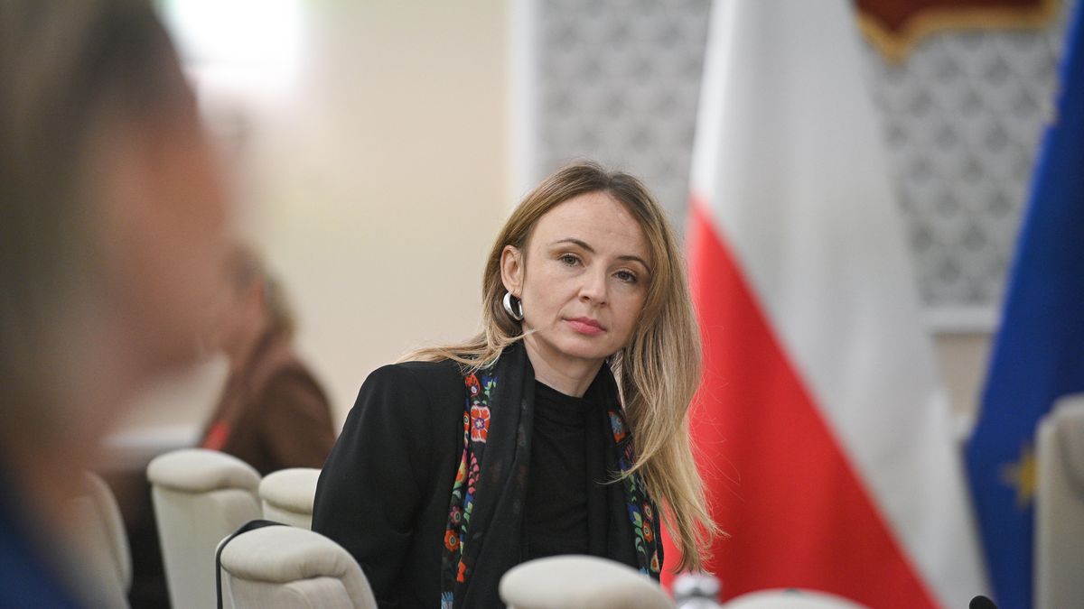 Agnieszka Dziemianowicz-B�k
Warszawa, 22.10.2024. Minister rodziny, pracy i polityki spo�ecznej Agnieszka Dziemianowicz-B�k na posiedzeniu rz�du w siedzibie Kancelarii Prezesa Rady Ministr�w w Warszawie, 22 bm. Ministrowie maj� zaj�c si� m.in. projektem rozporz�dzenia, kt�re przewiduje rozszerzenie sieci dr�g p�atnych dla pojazd�w o dopuszczalnej masie ca�kowitej powy�ej 3,5 tony. W harmonogramie jest tak�e projekt dotycz�cy utworzenia tzw. stref czystego transportu oraz nowela o s�u�bie zagranicznej. (jm) PAP/Marcin Obara
Marcin Obara
Agnieszka Dziemianowicz B�k, bezpiecze�stwo, Kancelaria Prezesa Rady Ministr�w, koalicja 15 X, kprm, ministra, p�atne drogi, polityk polityka, posiedzenie, prezes rady Ministr�w, Rada Ministr�w, RM, rozpocz�cie, rz�d, rz�d rz�du, rz�d Tuska, rz�du, rz�du Tuska, s�u�ba zagraniczna, strefa czysty transport, szef rz�du, szefowa resortu, szef�w resort�w, w kprm