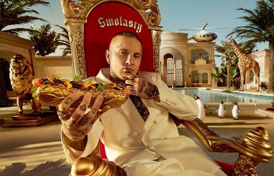 Smolasty reklamuje parówki Tarczyński