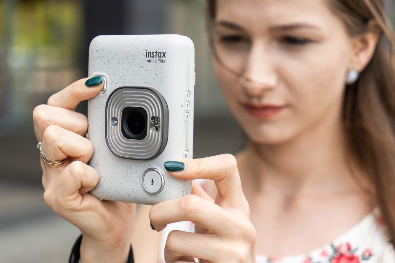 Nowy instax mini LiPlay z funkcją nagrywania dźwięku