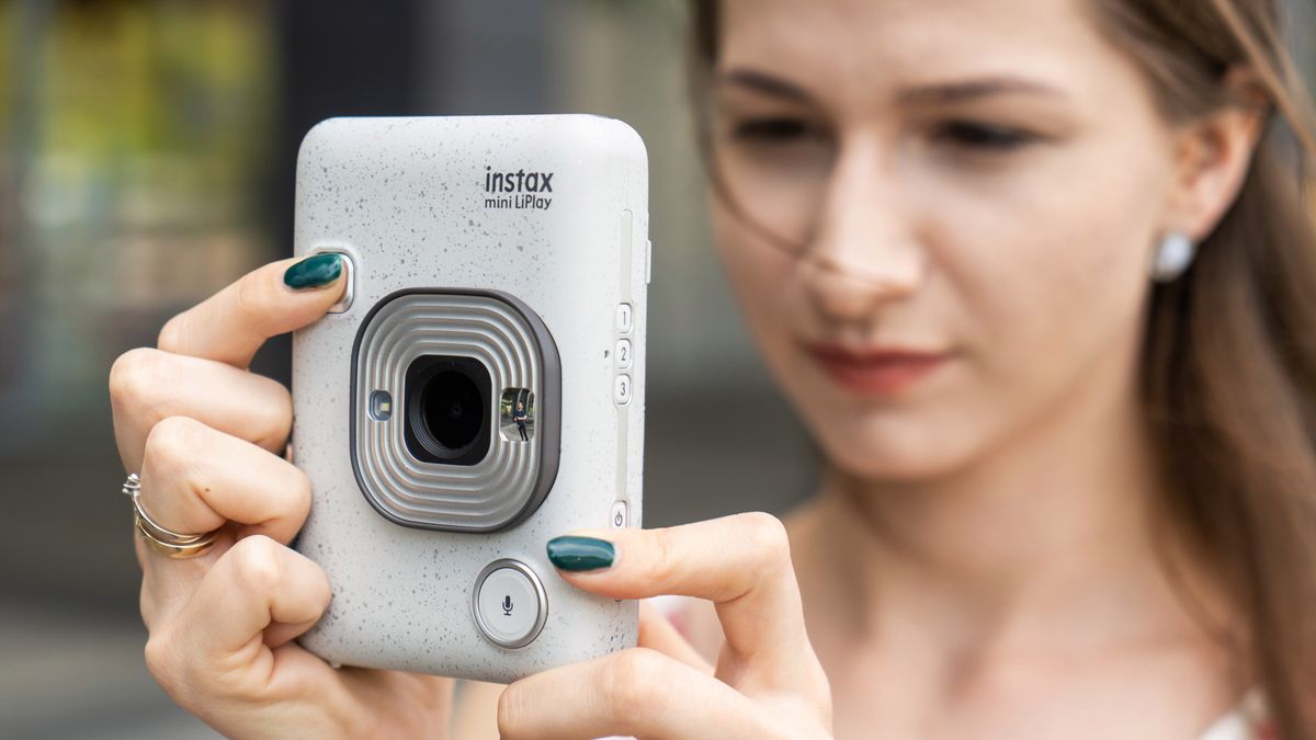 Nowy instax mini LiPlay z funkcją nagrywania dźwięku 1