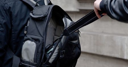 Dla kieszonkowców to żniwa. Jak nie dać się złodziejom na cmentarzu?