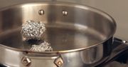 Połóż kulki z folii aluminiowej na patelni. Kuchenny trik, który cię zaskoczy
