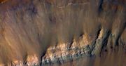 NASA pokazuje fascynujące, kolorowe zbocza krateru uderzeniowego na Marsie