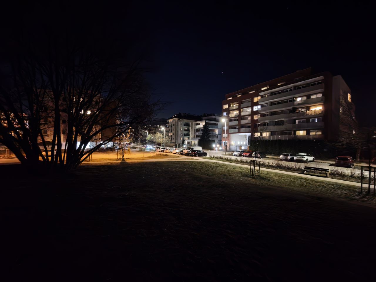 Sekwencja nocnych fotografii począwszy od ultraszerokiego kąta widzenia do zoomu x10 w trybie Zdjęcie.