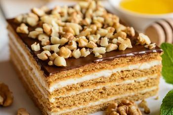 Taki miodownik robię zawsze na święta. Orzechy w tej formie doskonale do niego pasują