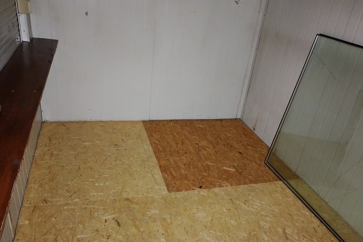 Drewniana podłoga w pawilonie