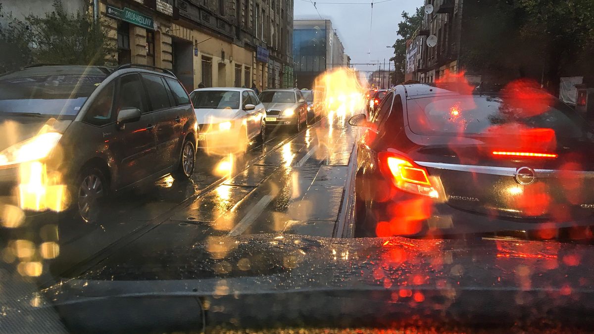 Zimno, deszcz i korki. To najczęstszy obraz jesieni w polskich miastach