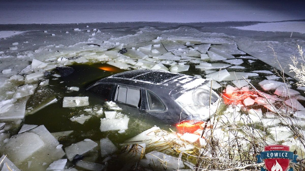 25-letni kierujący Porsche Cayenne stracił panowanie nad pojazdem i zjechał z drogi do zamarzniętego stawu hodowlanego. 