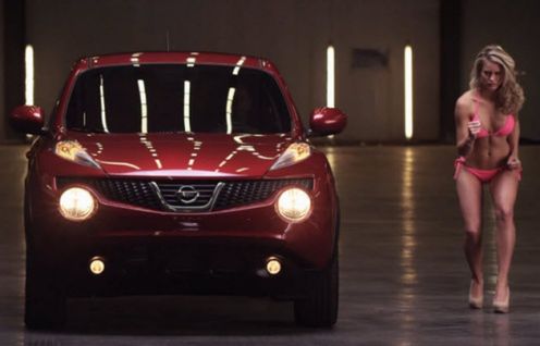 Nissan Juke vs. modelka [wideo]