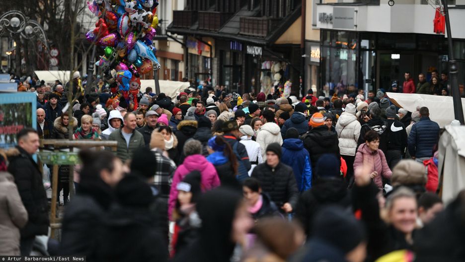 Tury?ci przyjechali na Sylwestra do Zakopanego
Fot. Artur Barbarowski/East News, Zakopane 31.12.2022. Tlumy turystow przyjechaly do Zakopanego swietowac Nowy 2023 Rok.
Artur Barbarowski