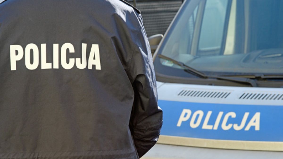 Nietrzeźwa 40-latka opiekowała się dwojgiem małych dzieci. Na widok policjantów wpadła w prawdziwy szał