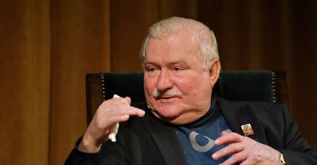 Lech Wałęsa opublikował zdjęcie. Internauci zwrócili uwagę na zabawny szczegół
