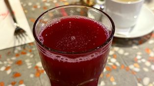 Co dzieje się w ciele, gdy pijesz taki sok regularnie? Mało kto ma świadomość