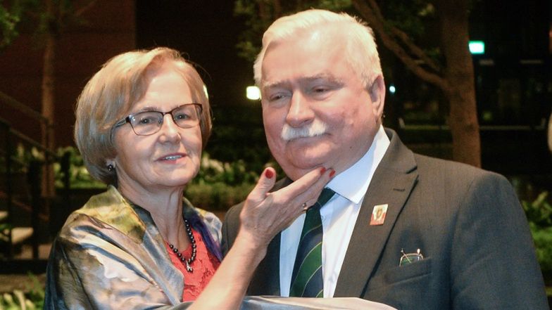 Lech Wałęsa ROZPACZA nad brakiem pieniędzy i twierdzi, że rodzina go SZANTAŻUJE. Nie żałował też czułych słów żonie: "To największa PIJAWA"