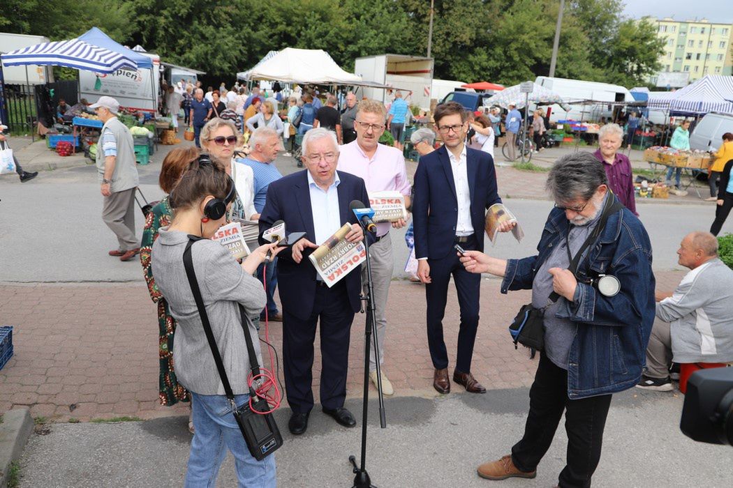Poseł PiS Krzysztof Lipiec w sierpniu 2022 r. rozdawał na Koneckiej Targowicy biuletyny partii "Polska Ziemia" - na pierwszej stronie czytamy: "Dobry rząd na trudne czasy"