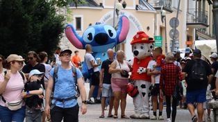 Krupówki: Kiedyś biały miś, dziś chodzi w stroju psa strażaka