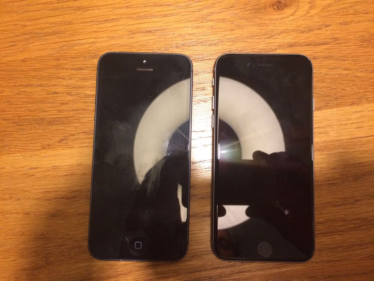 iPhone 5 (po lewej) oraz iPhone 5se (po prawej)