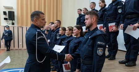 Słupsk: 147 policjantów i policjantek ukończyło szkolenie. Teraz będą strzec prawa na ulicach miast