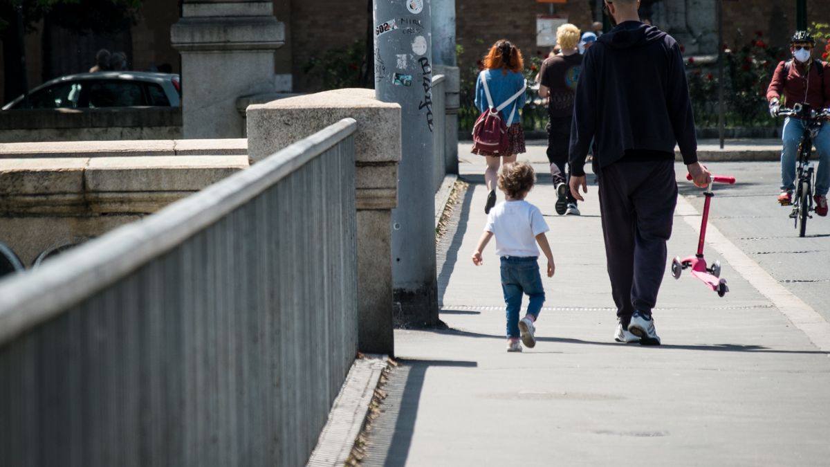 Parent walking with Children on May 9, 2020 in Rome, Italy, during the first weekend of the coronavirus emergency  phase 2 with loosening of movement restrictions imposed by the blockade during the coronavirus pandemic. (Photo by Andrea Ronchini/NurPhoto via Getty Images)