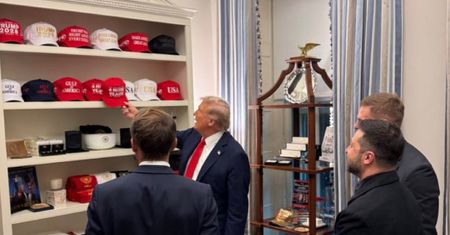 Trump zaskoczył Zełenskiego. Pokazał mu swoją kolekcję czapek