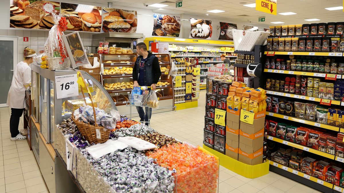 Bialystok, 23.06.2015. Na osiedlu Lesna Dolina przy ul. sw. Andrzeja Boboli powstal nowy sklep PSS Spolem. Zatrudnil około 35 pracownikow. N/z wnetrze sklepu