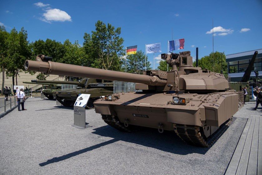 Leclerc XLR dysponuje dodatkowo zdalnie sterowanym modułem uzbrojenia deFNder Medium z km kal.7,62 mm