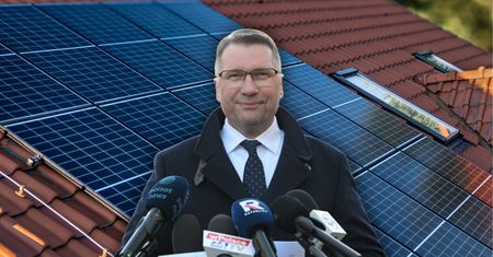 Koniec z fotowoltaiką na dachu? Czarnek mówi, kiedy ją zdemontuje