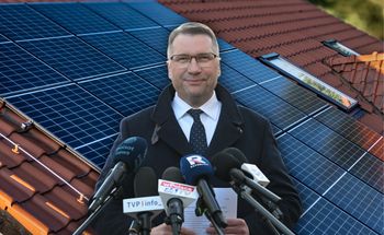 Koniec z fotowoltaiką na dachu? Czarnek mówi, kiedy ją zdemontuje