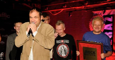 Muzyk Kultu ma nowy nagrobek. Poprzedni był w złym stanie