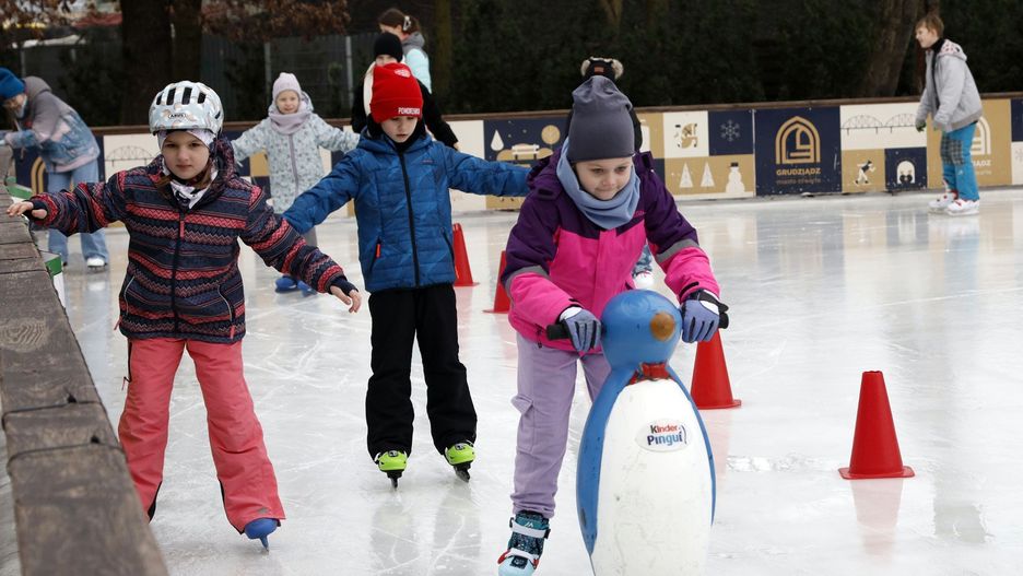 Zajęcia z instruktorem na lodowisku miejskim w Grudziądzu