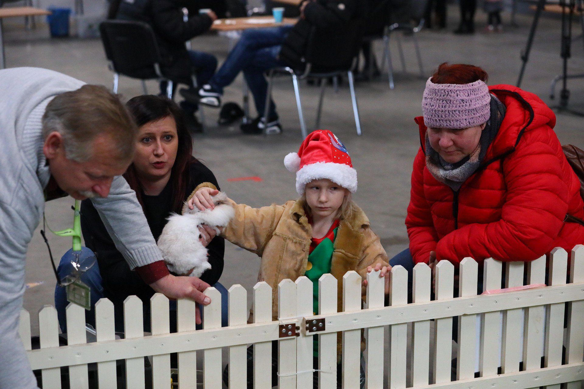 Dzieci korzystały z możliwości pogłaskania puchatego pupila