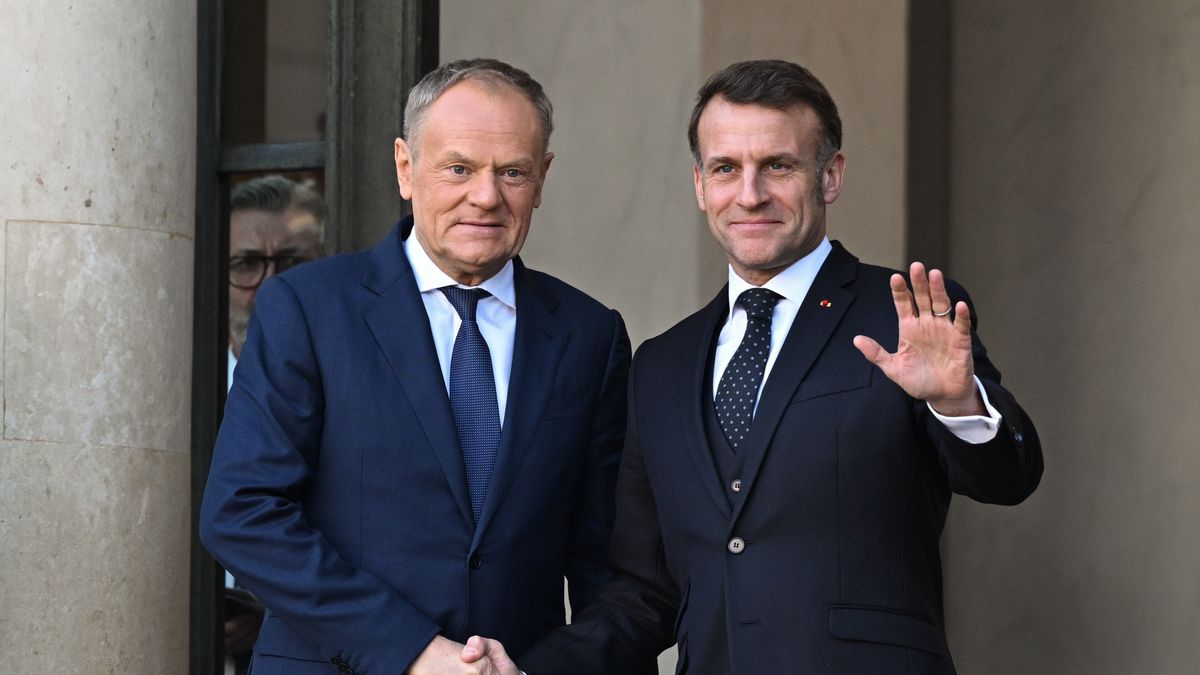 Paryż, Francja, 06.01.2026. Premier Donald Tusk (L) i prezydent Francji Emmanuel Macron (P) podczas powitania w Paryżu, 6 bm. Premier reprezentuje Polskę na odbywającym się w stolicy Francji spotkaniu ?koalicji chętnych? - państw wspierających Ukrainę. (jm) PAP/Radek Pietruszka