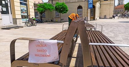 Patrz, gdzie siadasz! Trwa malowanie ławek w centrum Lublina