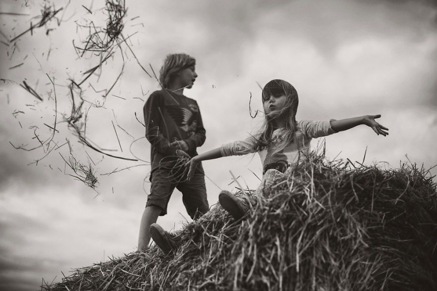 Czarno-biała seria zdjęć pt. „Summertime" powstaje od 2012 r. i przedstawia beztroskie dzieciństwo, radość życia i szczęście życia codziennego. Prezentowane tu prace to najnowsze zdjęcia, które ostatnio powstały w tym cyklu.