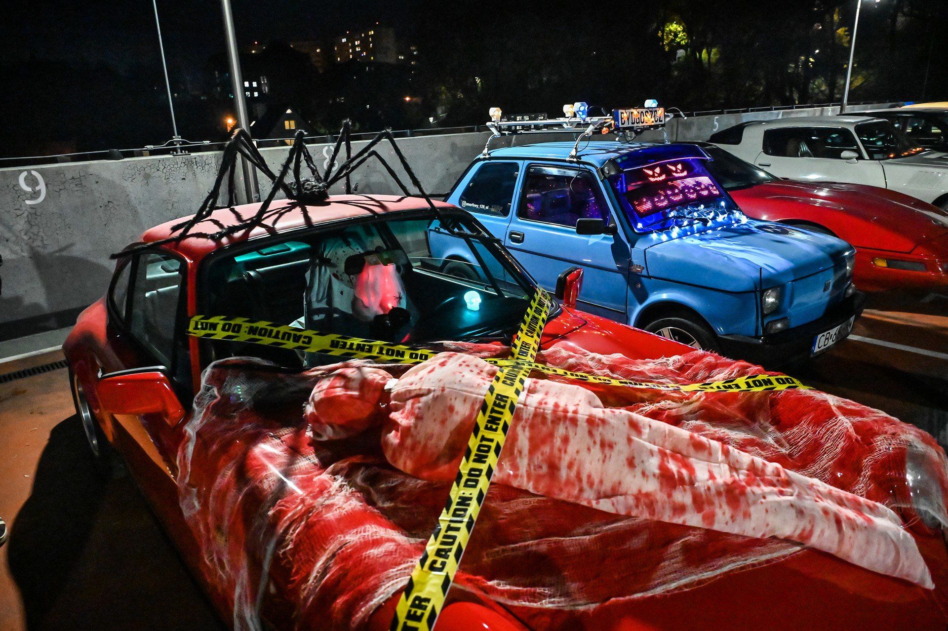 Zabytkowe pojazdy można było podziwiać w wyjątkowo upiornym wydaniu. Pomysłów na nawiązanie do Halloween nie brakowało. Jedni skupili się na przystrojeniu klasyków, inni na własnym stroju. Atmosfera na miejscu mimo wszystko nie była straszna, lecz klimatyczna i jak zwykle przyjazna.