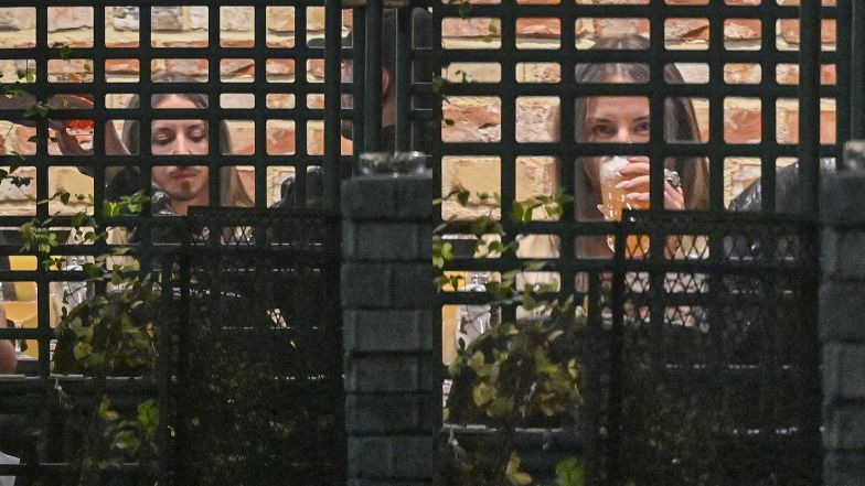 Michał Szpak nocną porą snuje się po stolicy z prawie gołą klatą