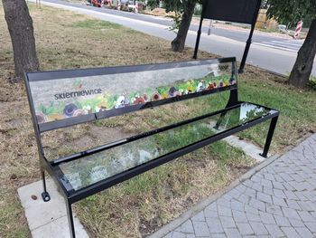 Szklane ławki stanęły w centrum Skierniewic. Czy to tylko ozdoba?