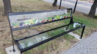 Szklane ławki stanęły w centrum Skierniewic. Czy to tylko ozdoba?