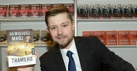 33 lata i 43 książki. Sam żartuje z tempa, w jakim pisze