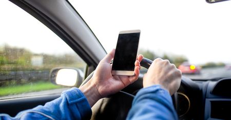 Drakońskie kary za używanie smartfona. Już nigdy po niego nie sięgniesz