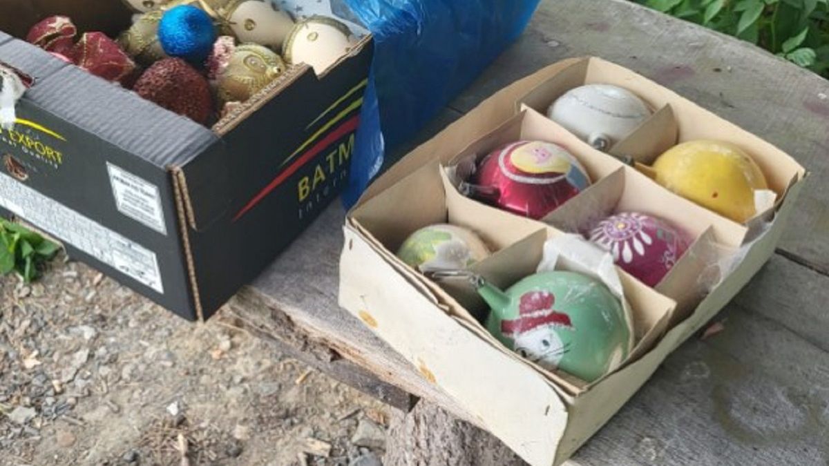 Ktoś podrzucił leśnikom bańki choinkowe. 