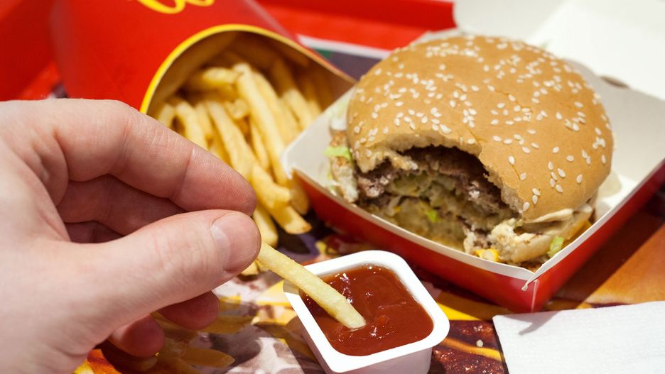 Frytki i hamburger z sieci McDonalds