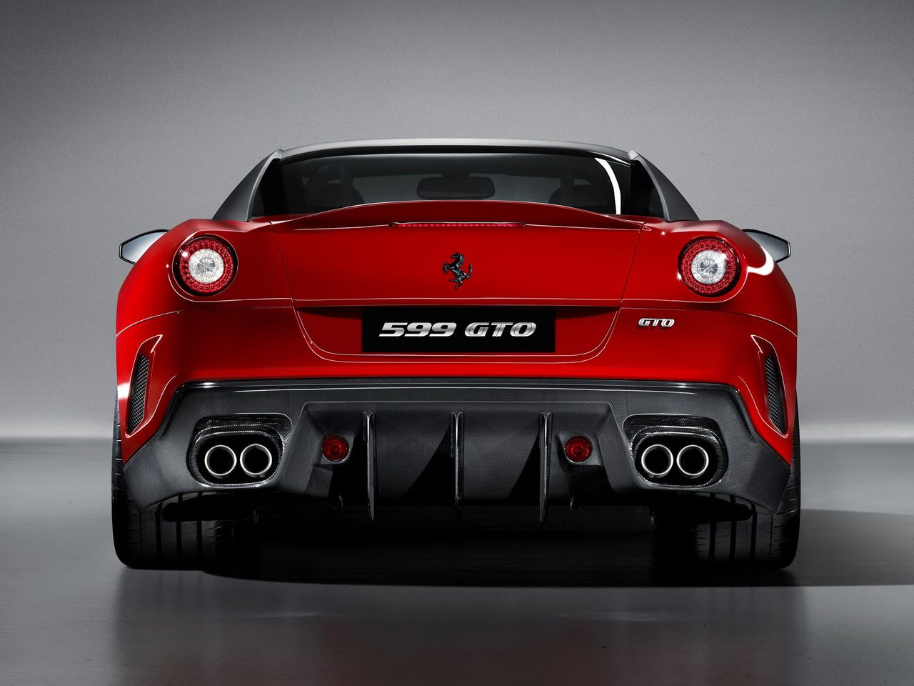 Pod maską 599 GTO pracuje potężne V12 o pojemności 6 l (5999 cm sześciennych - stąd nazwa). Jednostka rozwija 670 KM i 620 Nm.