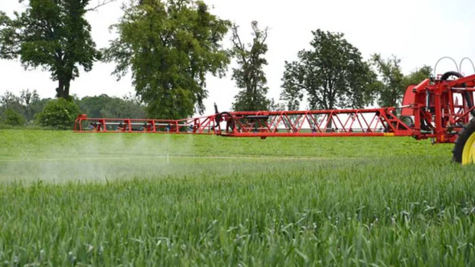 Wiatr hamuje opryski? Rolnicy apelują o zmianę prawa