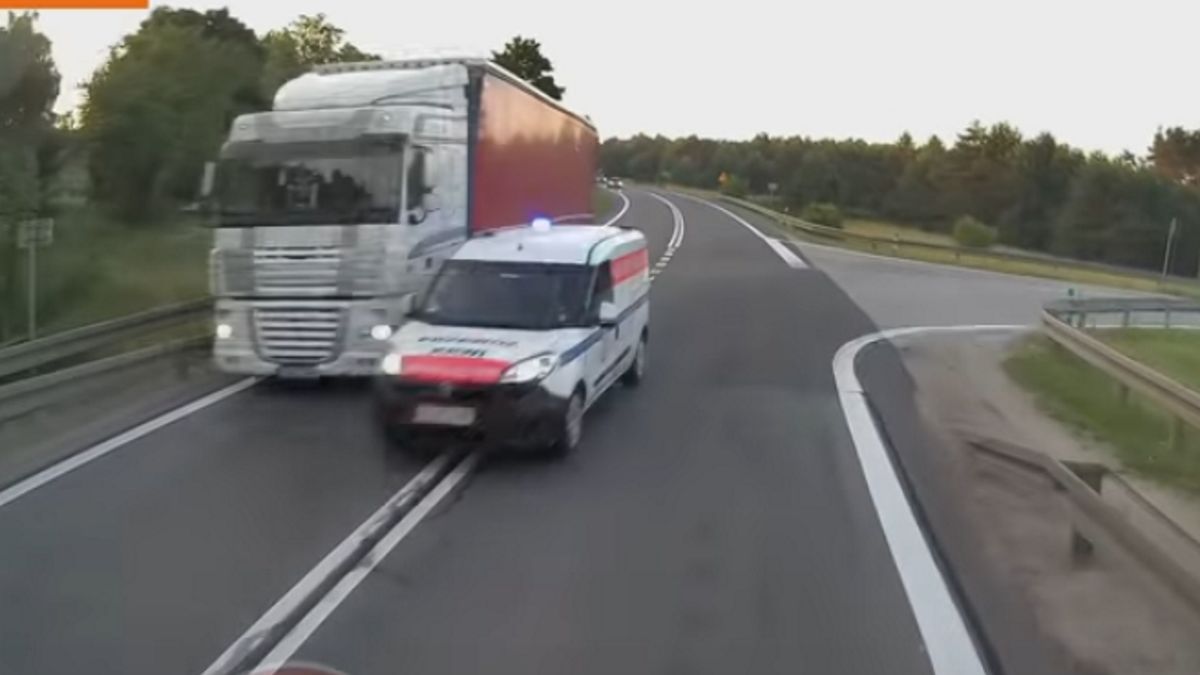 W sieci pojawiło się nagranie z bardzo niebezpiecznej sytuacji, w której brał udział pojazd uprzywilejowany wiozący krew. Kierowca samochodu omal nie doprowadził do tragedii, kiedy zaczął wyprzedzać ciężarówkę na zakręcie i skrzyżowaniu.