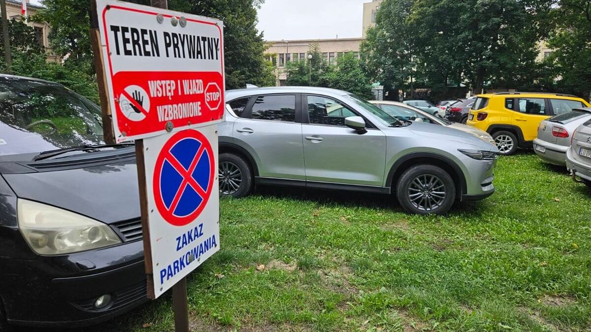 Samochody zaparkowane na trawniku przy Sądzie Okręgowym w Lublinie