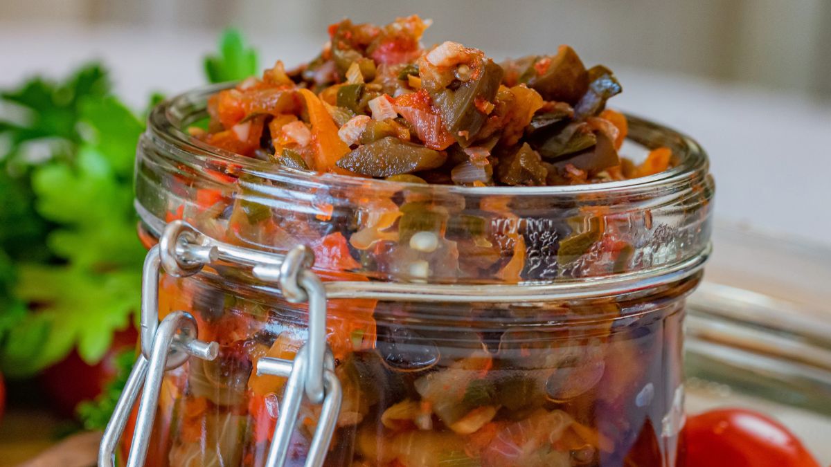 Sałatka z bakłażana jest ciekawym urozmaiceniem w spiżarce