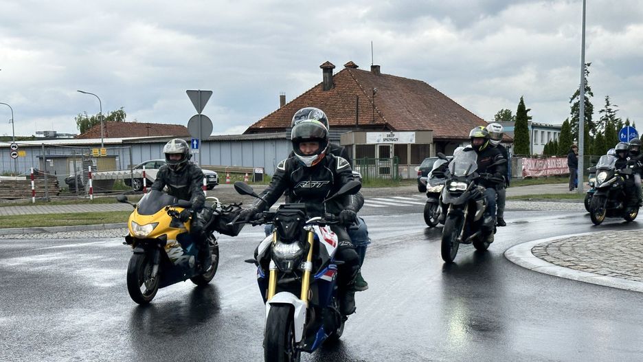 Wielkie rozpoczęcie sezonu motocyklowego w Środzie Wielkopolskiej. Parada motocykli ulicami miasta rozpoczęła wydarzenie [film, zdjęcia]